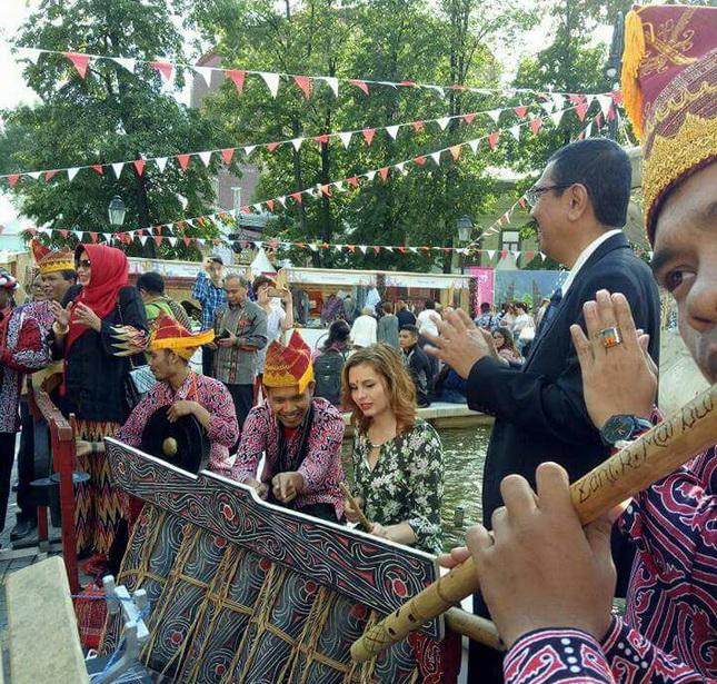 Erry Kenalkan Budaya dan Pariwisata Sumut pada Festival Indonesia di Moskow