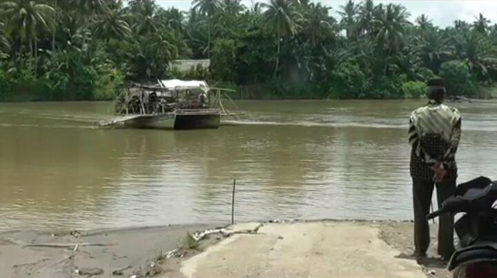 Jembatan Tak Kunjung Terealisasi, Warga Langkat Seberangi Sungai Pakai Getek
