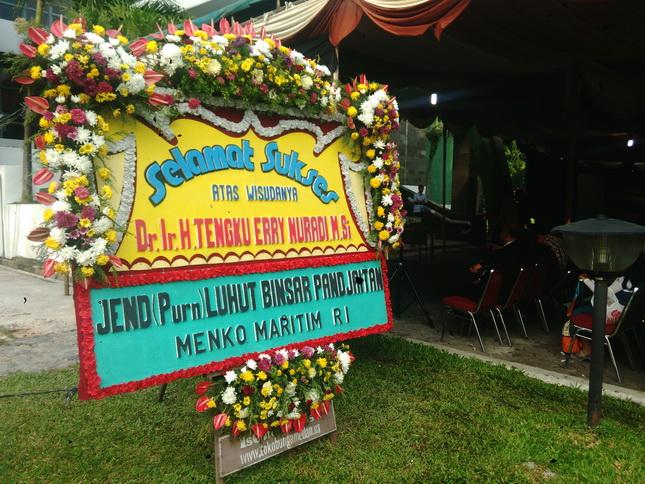 Diwisuda, Gubsu Erry Mendapat Kiriman Papan Bunga dari Menko Maritim RI Luhut Pandjaitan 