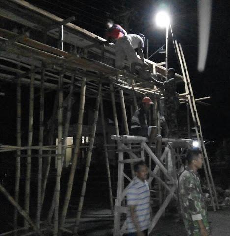 Rayakan HUT RI ke-72, Babinsa dan Warga Bergotong-royong Dirikan Gapura 