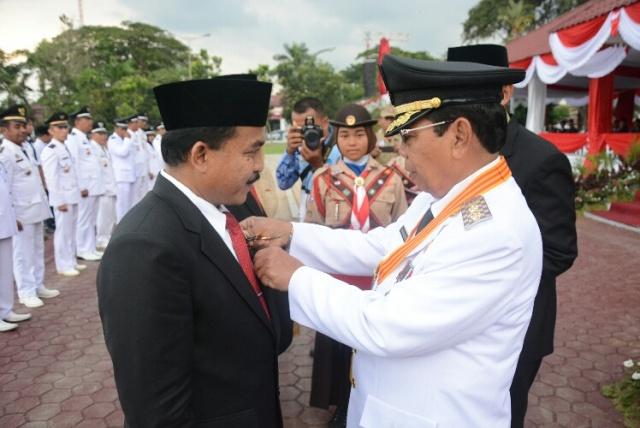 Wabup Deli Serdang Serahkan Satya Lencana Karya kepada 305 ASN 