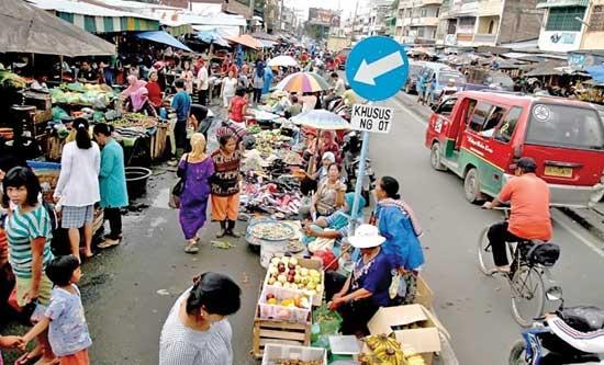 Jualan di Badan Jalan, Para Pedagang Ditertibkan Satlantas Polrestabes Medan 