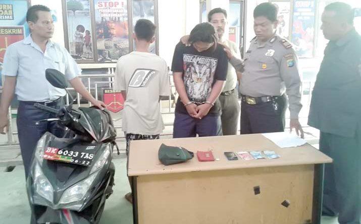 Di Depan Kantor Bank BRI, Dua Pemuda Ini Digebuki Warga