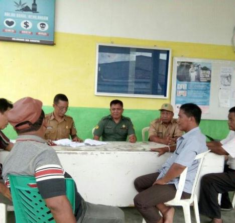 Meriahkan HUT RI ke-72, Babinsa Koramil 05/BD Himbau Warga Kibarkan Bendera Merah Putih