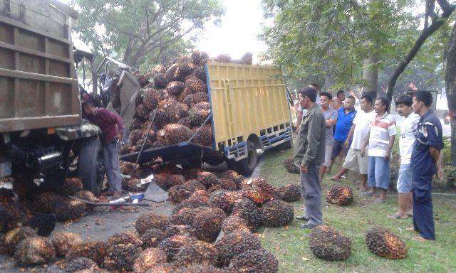 Pecah Ban, Dua Truk Terlibat Kecelakaan di Jalan AH Nasution, Medan
