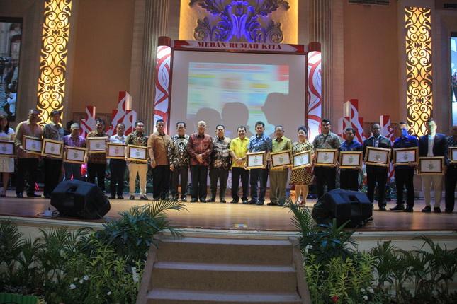Dukung Percepatan Pembangunan di Kota Medan, Walikota Beri Penghargaan WP Patuh Pajak