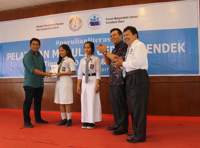 Akan Terbitkan Buku, Parulian Latih 120 Pelajar