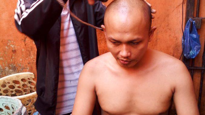 Biar Bersih, Rapi dan Tak Kumal, Polres Deliserdang Rutin Potong Rambut dan Periksa Kesehatan kepada Para Tahanan