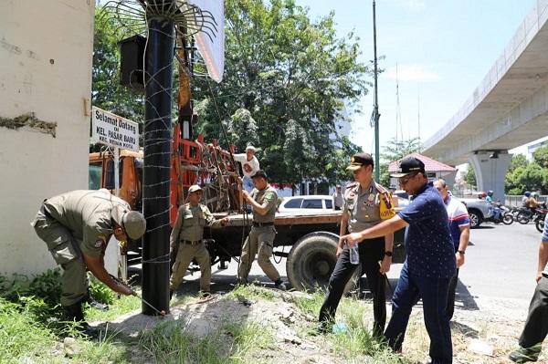 Pemko Medan Bongkar Papan Reklame Ilegal di Perlintasan Kereta Api di Jalan SM Raja
