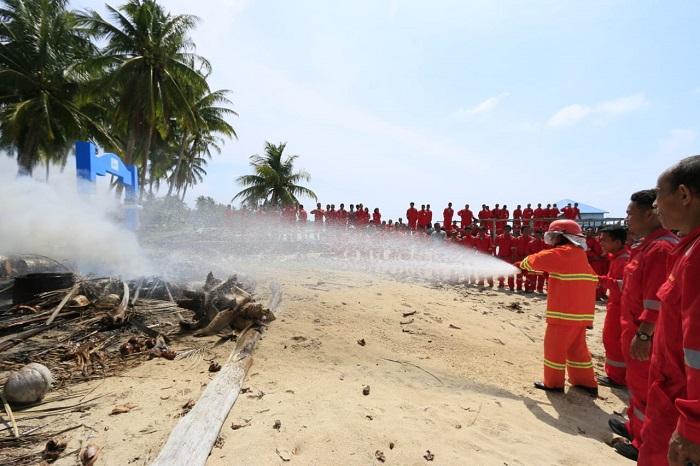 Bakamla RI Ajarkan Teknik Padamkan Api dan Penyelamatan Laut ke Masyarakat Desa Maritim Cemaga