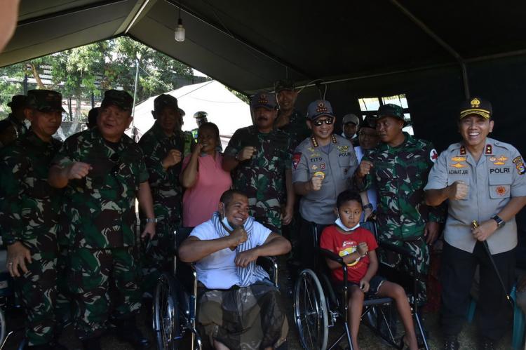 TNI Kirim 100 Tenda, 200 Kursi Roda dan 200 Kruk ke Lombok