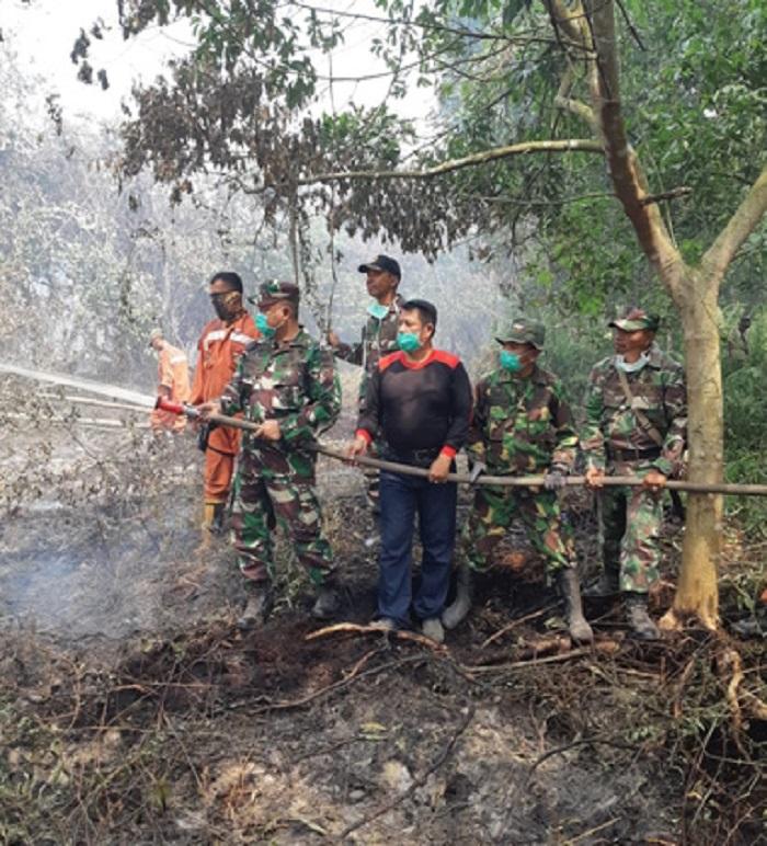 Dandim 0209/Labuhan Batu Padamkan Api Kebakaran Lahan Sawit