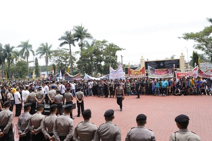 Nelayan Unjuk Rasa ke Poldasu Soal Pukat Trawl Bebas Beroperasi di Sumut