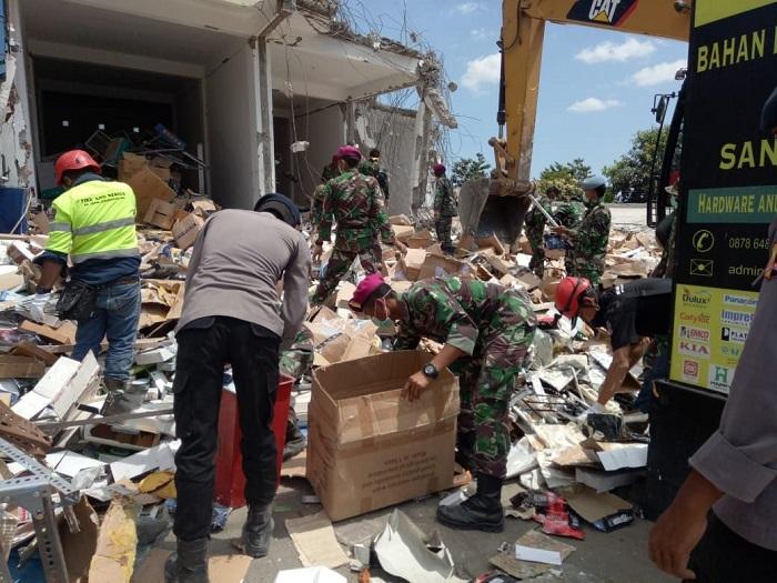 TNI Gabungan Kerahkan Alat Berat Bersihkan Gempa Lombok
