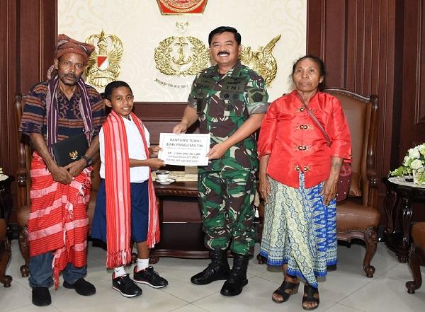 Panglima TNI Serahkan Bea Siswa Kepada Joni, Si Pemanjat Tiang Bendera