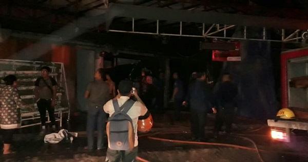 Diduga Korsleting Listrik, Warnet dan Toko Meubel di Jalan Setia Budi Medan Hangus Terbakar Malam Ini