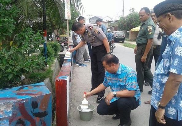 Rebutan Ngecat Tembok Bandar Klippa Jadi Loreng, Dua OKP Sempat Bentrok, Polisi Pun Ganti Catnya Warna Putih