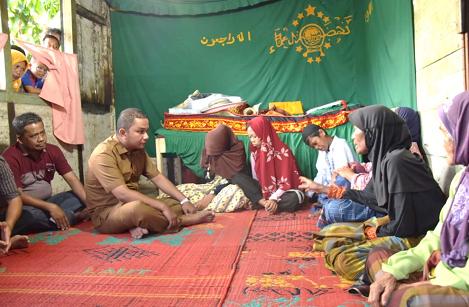 Bupati Tapteng Serahkan Bantuan Biaya Kuliah Kepada Putri Korban Nelayan Tenggelam di Barus