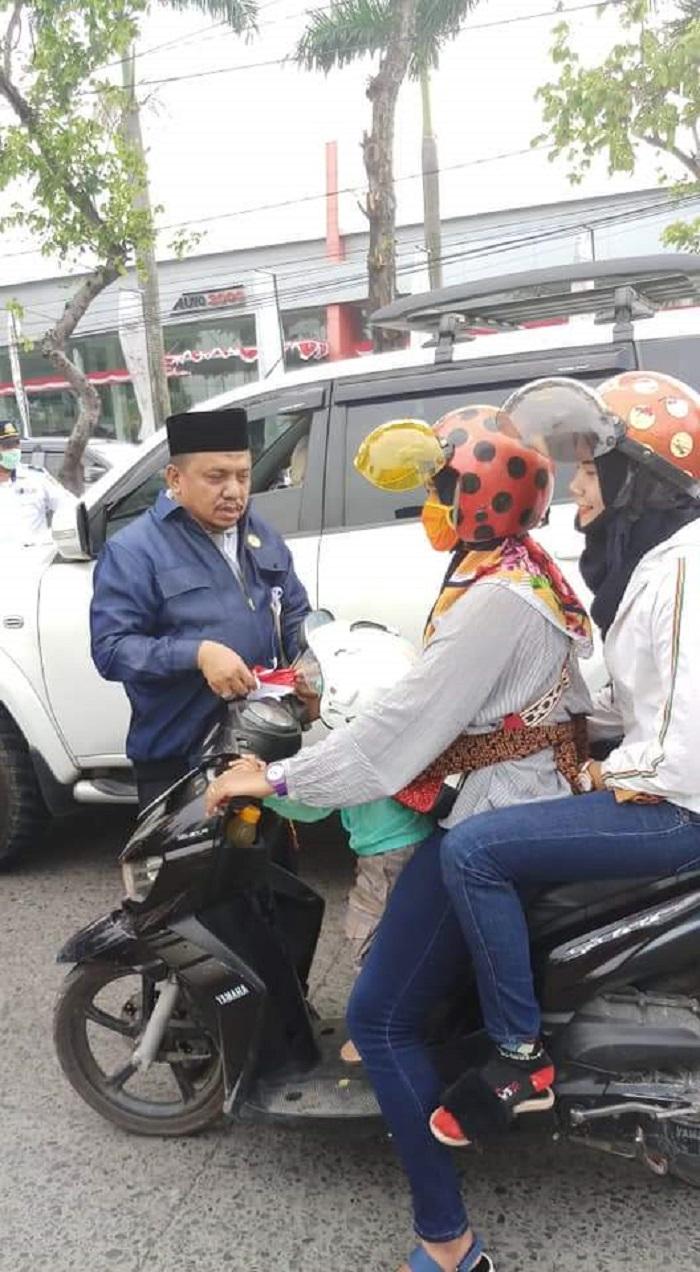 Pimpinan DPRD Medan Bagikan Bendera di depan Makam Pahlawan