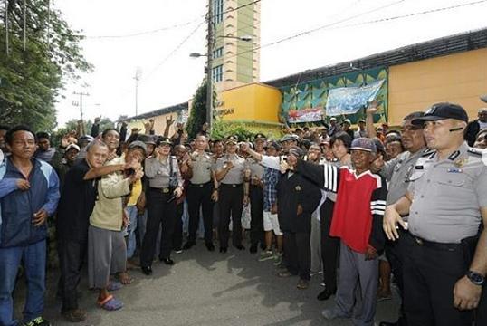 Jumat Barokah, Kapoldasu dan Kapolres Humbahas Bagi-bagi Nasi Kotak untuk Abang Becak 