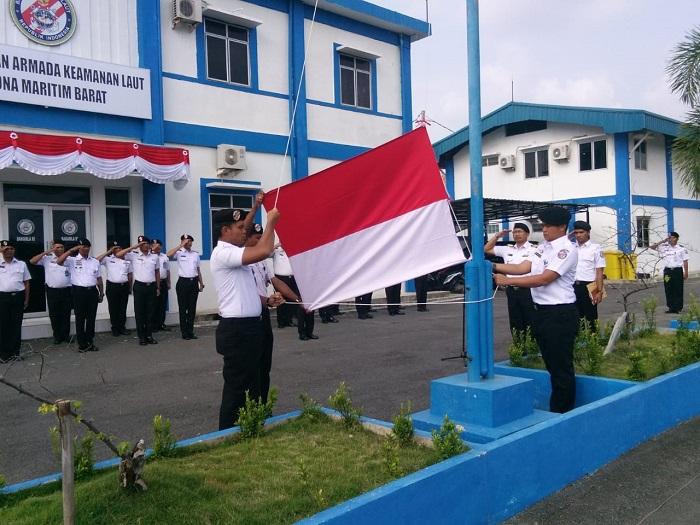 Komandan Kapal Patroli Terbesar Bakamla RI Pimpin Upacara HUT RI di Zona Barat