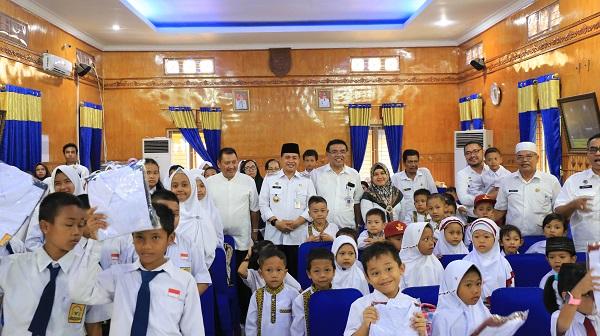Bupati Batubara Serahkan Seragam Sekolah Gratis