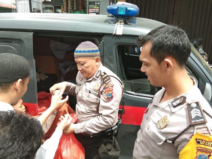 Kapolsek Medan Baru Bagikan 100 Nasi Bungkus ke Kaum Dhuafa