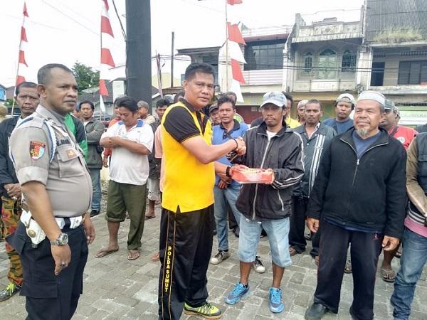 Jumat Berkah, Kapolda Sumut Bagikan 200 Nasi Kotak untuk Para Sopir, Tukang Becak, dan Petugas Kebersihan