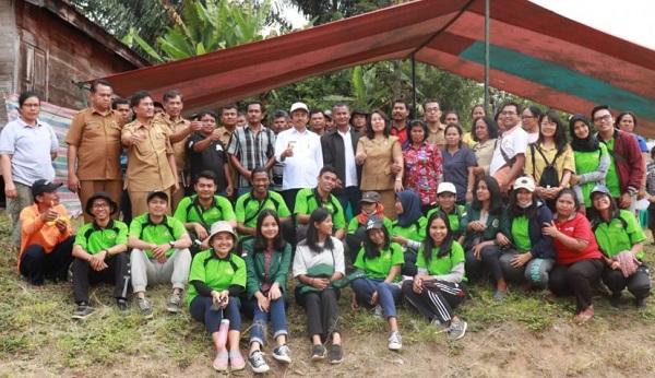 Kadis Ketahanan Pangan Tobasa Pandu Masyarakat Desa Motung Praktekkan Pembuatan Pupuk dan Pestisida Organik