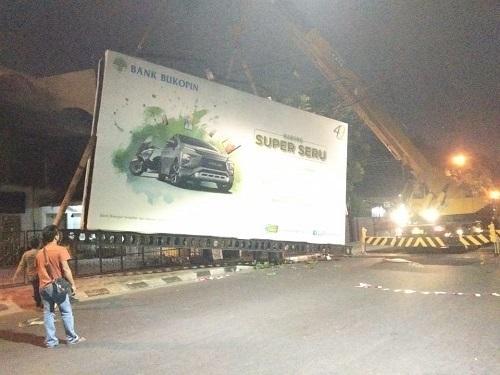 Satpol PP Bongkar 18 Papan Reklame Bermasalah di Ruas Jalan Kota Medan