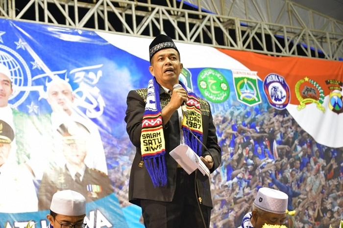 Danrem 083/Baladhika Jaya Kenakan Syal Arema FC di Stadion Kanjuruhan Malang