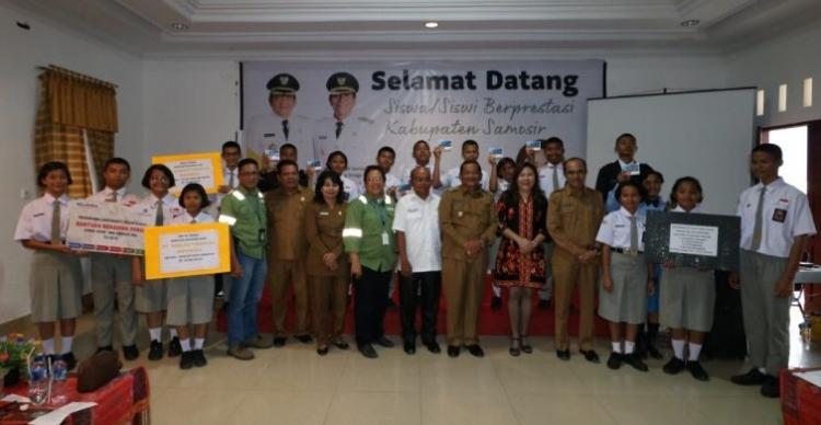 17 Siswa Berprestasi dapat Beasiswa dari Pemkab Samosir