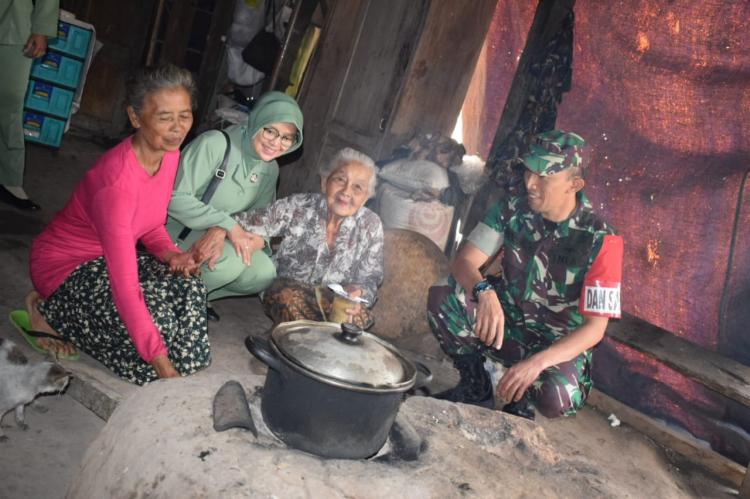 Dansatgas TMMD dan Ketua Persit Terjun di Dapur Warga