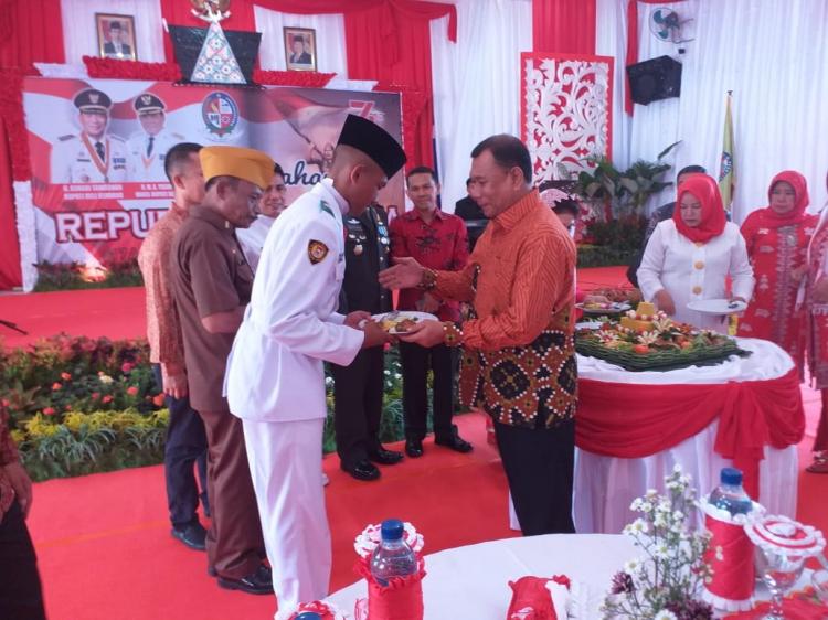 Upacara Penurunan Bendera HUT RI, Bupati Deli Serdang Serahkan Tunggul Kecamatan Terbaik dan Penetapan Desa Kelurahan Terbaik