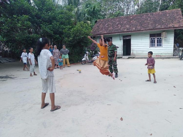 Dandim 0415 Ajak Warga Desa Ladang Peris Gelorakan Permainan Tradisional