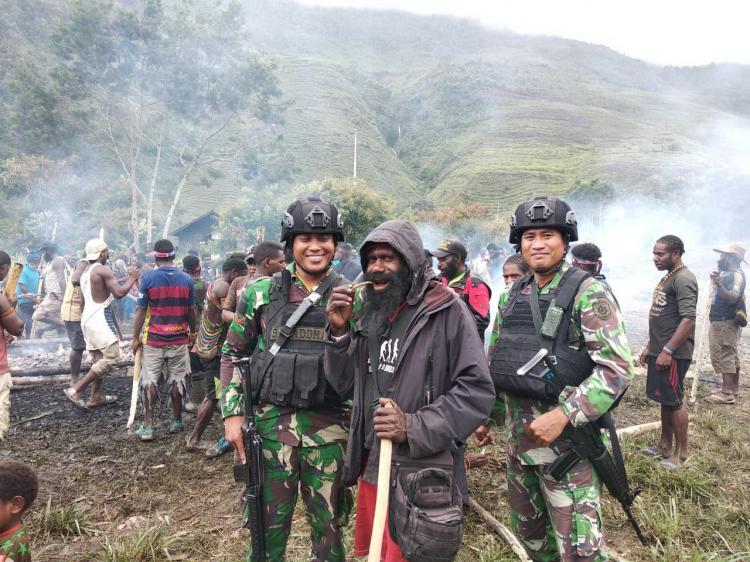 Satgas Yonif Raider 514/SY Junjung Tinggi Adat Istiadat di Tanah Papua