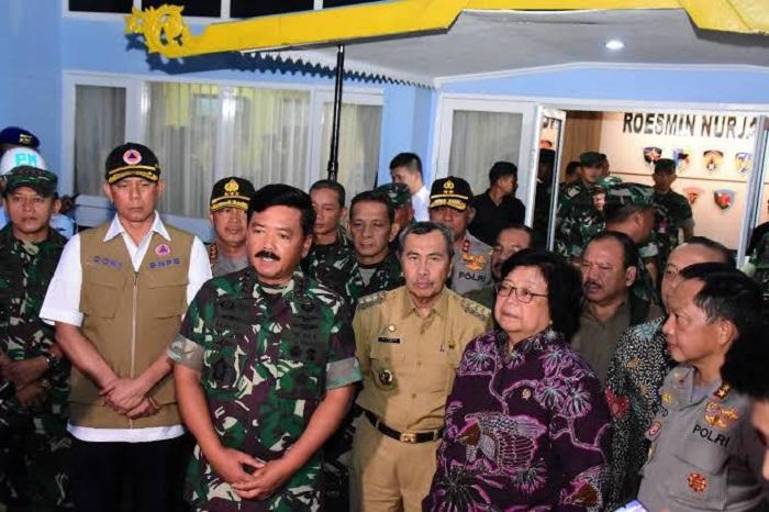 Cegah Kebakaran Hutan Meluas di Riau, TNI Lakukan Water Boombing