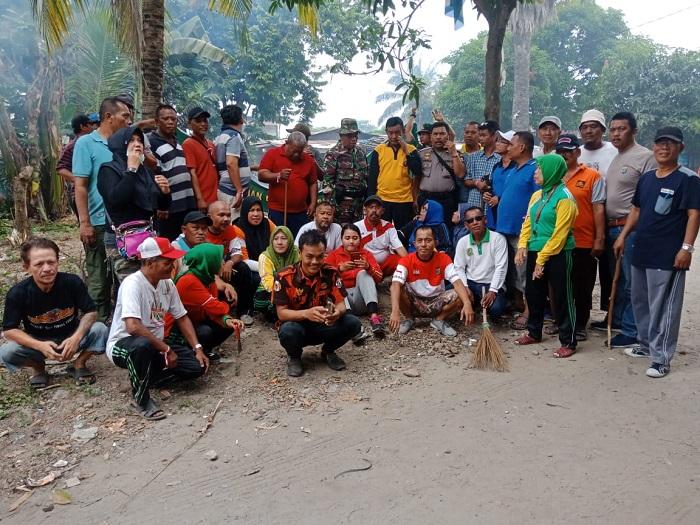 Polsek Medan Timur Bersama Babinsa dan Muspika Gotong-royong Sambut HUT RI ke-74