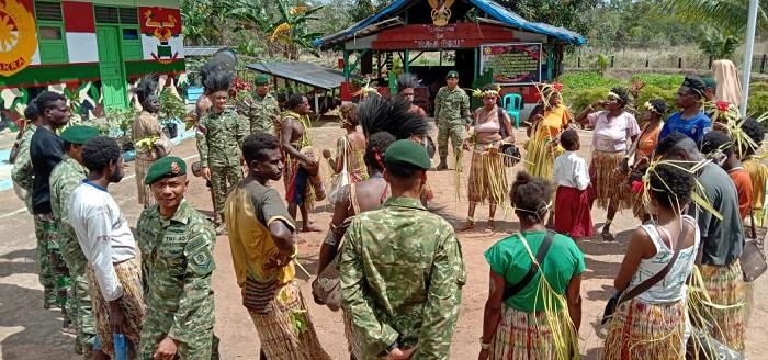 Satgas Yonif MR 411 Kostrad Bersama Suku Kanum Peringati HIMAS