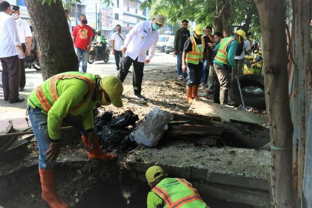 Plt Wali Kota Medan Pimpin Pengangkatan Sendimentasi Parit Sepanjang Jalan Gunung Krakatau