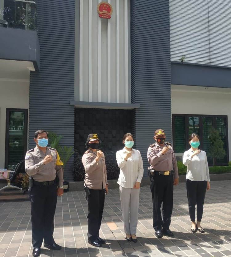 Polsek Medan Baru Terima Bantuan Masker dari Konjen Tiongkok Ms Qiu Weiwei
