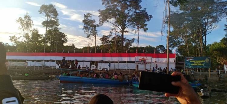 Sinergitas TNI-Polri Dalam Menyambut HUT RI ke-75, Bentangkan Bendera Merah Putih Sepanjang 75 Meter