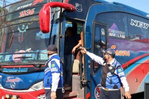 Polsek Medan Area Bersama Satpol PP Kota Medan Razia Masker di Pasar Sukaramai