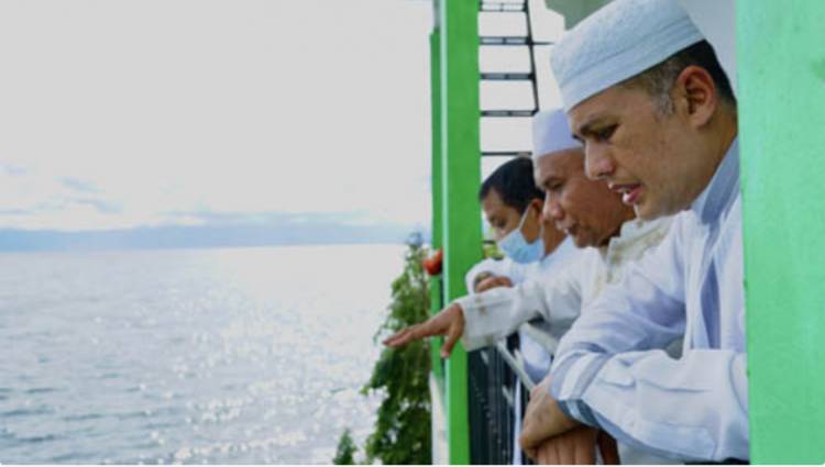 Serahkan Hewan Kurban ke Tigaras, Wagub Sumut Takjub dengan Pemandangan Danau Toba