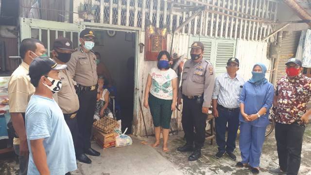 Polsek Medan Timur Gulirkan Sembako untuk Penderita Stroke Terdampak Corona