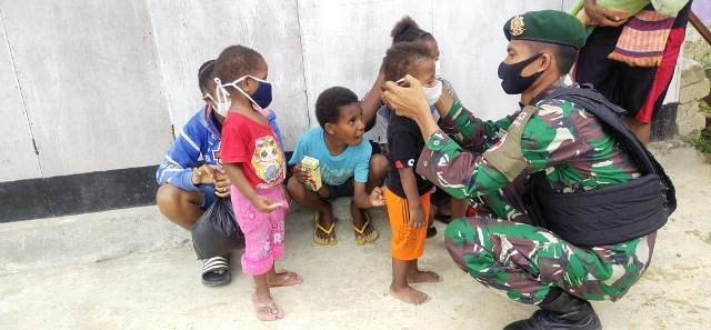 Satgas Yonif 413 Kostrad Bantu Posyandu Anak-anak Kampung Yowong Papua