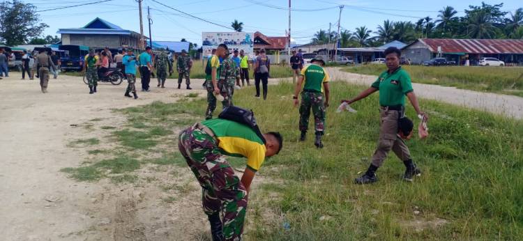 Personel TNI-Polri Sinergitas Bersama  Bersihkan Pasar