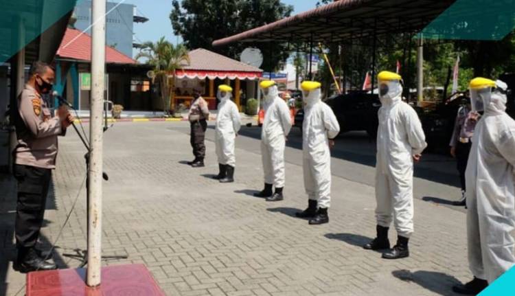 Dit Samapta Polda Sumut Semprot Disinfektan di Sejumlah Jalan Protokol Kota Medan