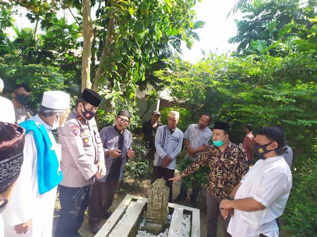 Kapolsek Medan Helvetia dan Tokoh Ulama Silaturahmi ke Juru Kunci Makam Atok Uteh