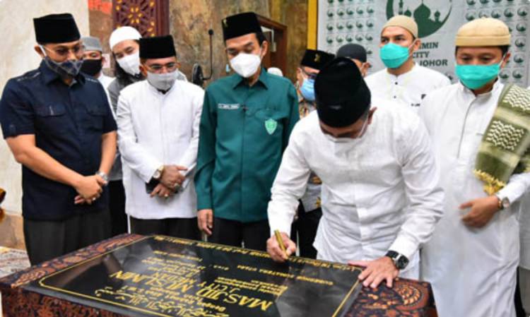 UAS Dampingi Gubernur Edy Rahmayadi Resmikan Masjid Muslimin J City